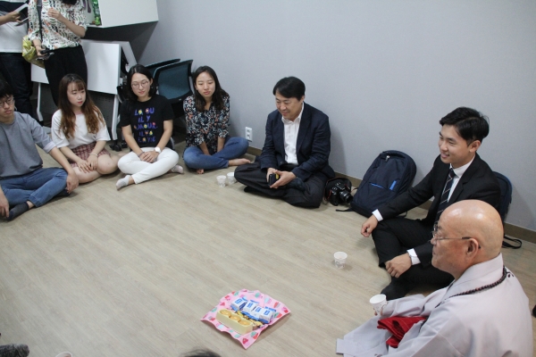 편백운 총무원장스님이 성균관대 불교 동아리방 간부 학생들에게 격려법문을 들려주고 있다.