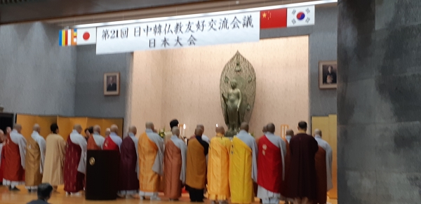 한국불교대표단이 세계평화기원 법요식을 봉행하고 있다.
