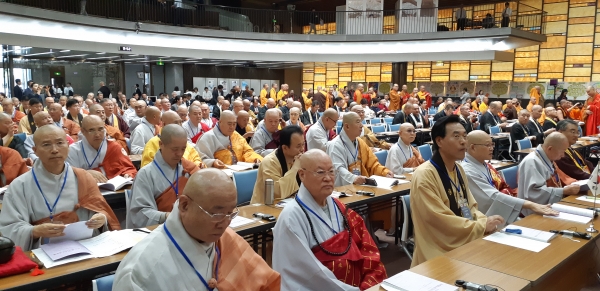 편백운 총무원장스님 등 한국불교대표단이 고베 입정교성회 법당에서 열린 평화기원법회에 참석하고 있다.