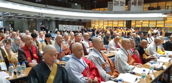 정선 총무부장스님과 주필 원응 스님이 대회에 참석, 일본 측 회장스님의 개회식 인사말을 듣고 있다.