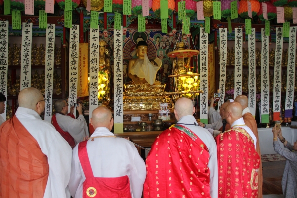 도월 수진 전계화상이 법주로서 의식을 집전하고, 참석 대덕스님들은 동참 신도님들의 축원을 함께 하고 있다.