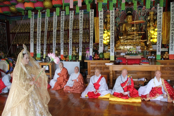 의식집전이 끝나고 한 송이의 연꽃을 부처님께 올리는 불교 무용가가 퍼포먼스를 행하고 있다.