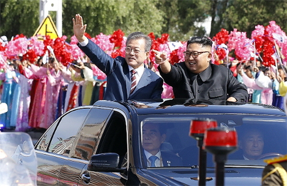 문재인 대통령이 평양에 도착, 김정은 국무위원장의 영접을 받으면서 카퍼레이드에서 시민들의 박수와 환호를 받고 있다.