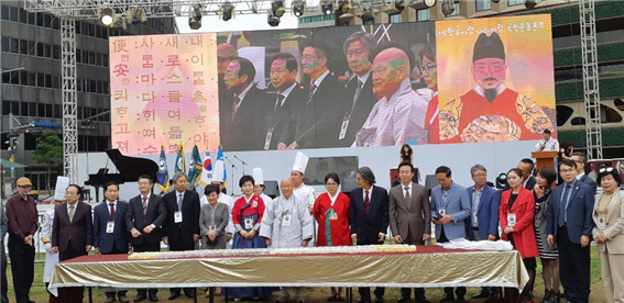 편백운 총무원장스님이 한글세계문화축제 오픈식에서 떡 커팅을 하기 위해서 서있다.