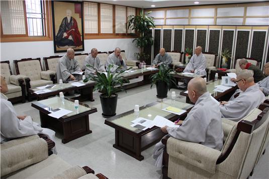 15일 오후 4시 총무원 회의실에서 종무회의를 개최하고 대전교구문제에 대한 특단의 대책을 논의를 하고 있다.