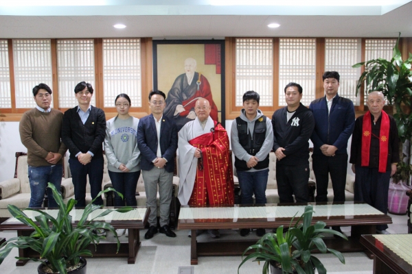 ‘월간 불교’ 잡지 직원들과 편백운 발행인 겸 편집인(총무원장스님), 오른 쪽은 원응 주필.