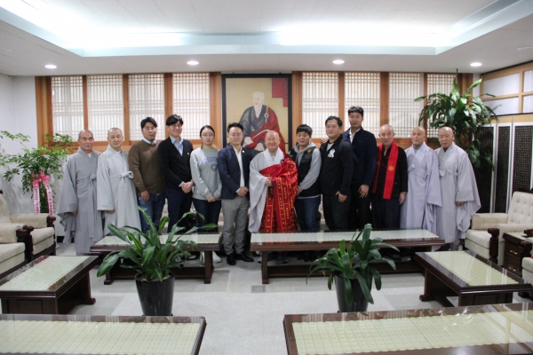 월간불교잡지 직원들과 총무원장스님 및 부장스님들이 기념촬영.