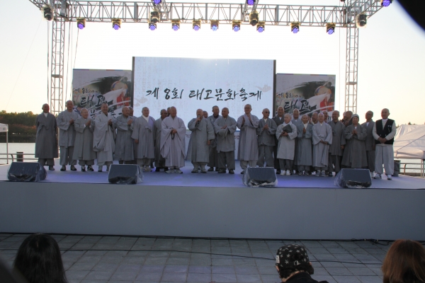 부산교구 종무원장 자관스님과 40여명의 스님들