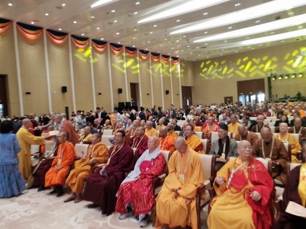 개막식에 참석한 각 나라 대표들이 앉아서 중국불교협회 연각 부회장스님의 환영사를 듣고 있다.