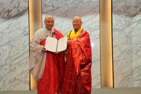 편백운 총무원장스님은 부산교구 종무원 행정부원장인 마나스님에게 임명장을 수여했다.