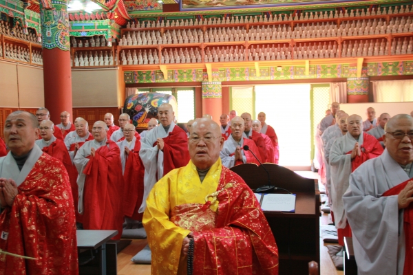 대불보전에서 법계품수식을 봉행하는  편백운총무원장스님과 원명고시위원장스님 등 품수자 스님들이 부처님께  아뢰는 의식을 집전하고있다.