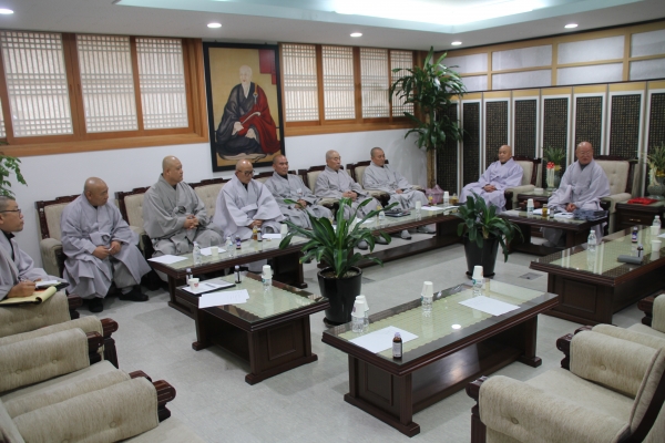 12월 4일 오후 2시 총무원 회의실에서 정례종무회의를 개최하고 ‘종단비상연석회의를 제안 한다’는 결의를 하고 있는 총무원 집행부.