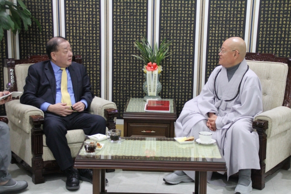 강창일 국회정각회장과 편백운 총무원장스님이 대담을 나누고 있다.
