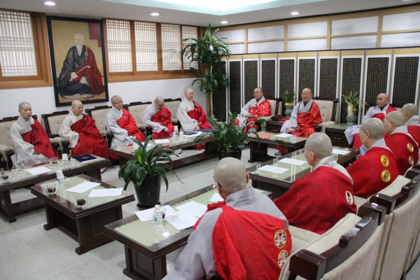 총무원 종무직에 기용된 비구니 스님들이 총무원장스님의 종무방침을 경청하고 있다.