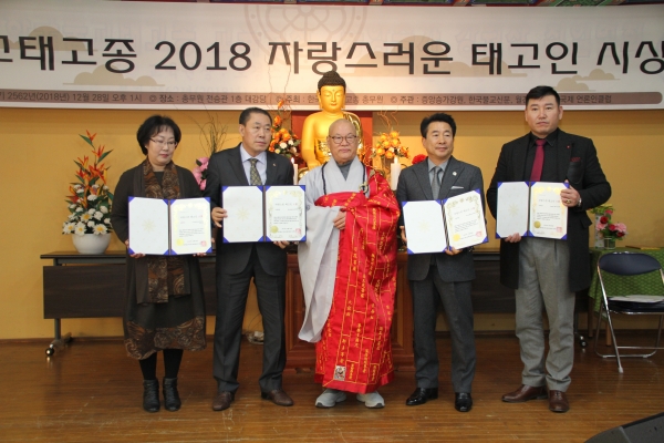 사회공헌부문 수상자자들. 좌로부터 박서연, 김성배, 정성수, 이도영