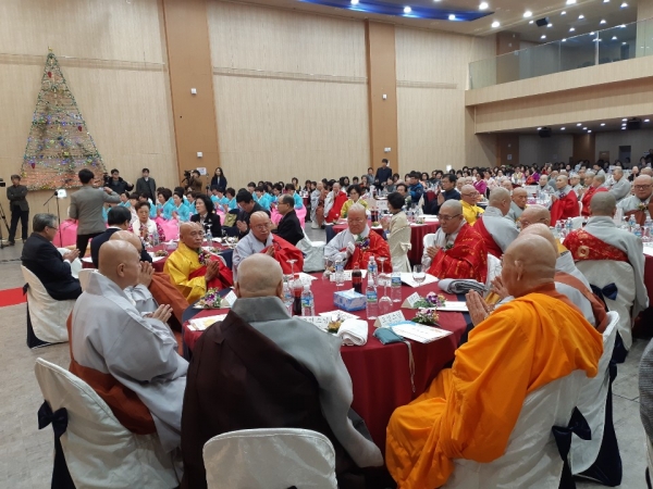 편백운 총무원장 스님은  축사에서 부산불교게가 ‘세계불교의 중심역할’을 해야한다고 기원했다.