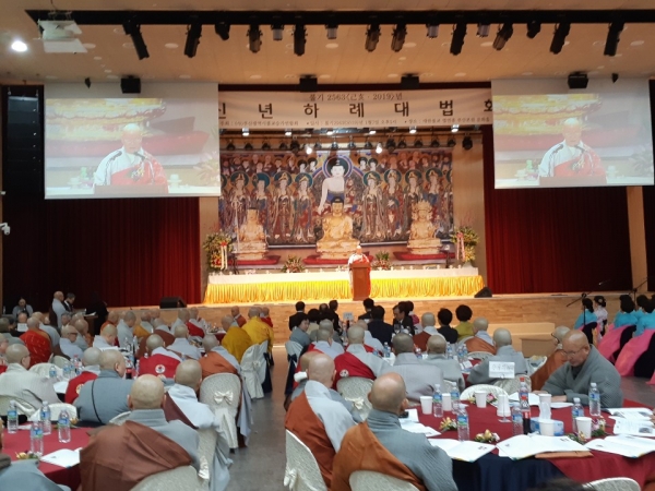 편백운 총무원장 스님은  축사에서 부산불교게가 ‘세계불교의 중심역할’을 해야한다고 기원했다.