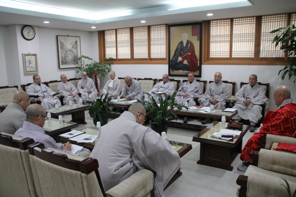총무원회의실에서 총무원장스님이하 각 부장스님 종무위원들이 참석, 종단현안문제들의 협의하고 있다.