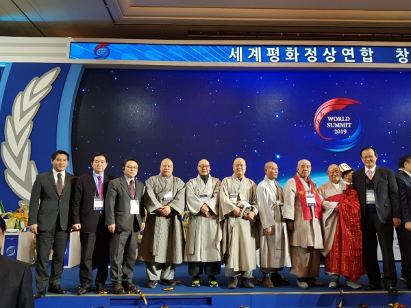 불교대표로 참석한 편백운 총무원장스님이 주최 측 관계자들과 기념촬영