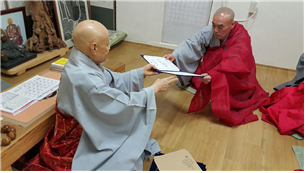 입승 원우 스님이 종정예하로부터 안거증을 받고 있다.