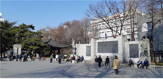 독립선언서가 새겨진 탑골공원, 왼편동상은 손병희선생.