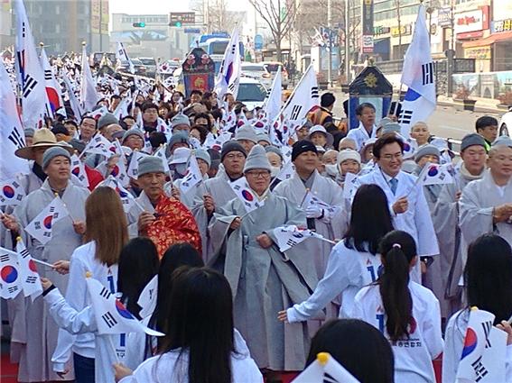 태고종 대구 경북교구 종무원(종무원장 법운스님)은 대구불교사암연합회원 스님들과 함께 3.1운동 100주년 국채보상운동 만세 시위 행사에 참가했다.