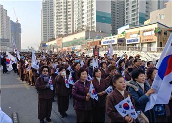 재가불자들의 행진하는 모습.