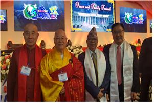 ‘아시아 태평양 정상회의 2018’ 대회 조직위원장인 마다브 쿠마르 전 네팔수상과 함께 포즈를 취한 편백운 총무원장스님.