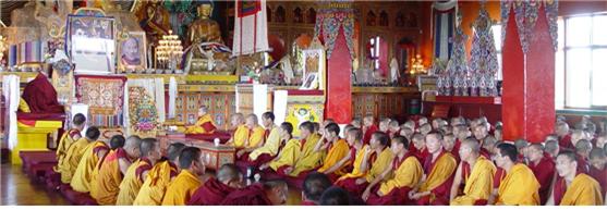 네팔의 한 티베트 불교전통을 따르는 네팔사원에서 생활하는 젊은 라마승들이 법문을 듣고 있다.