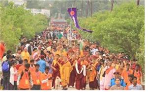 세계 각 나라의 스님들이 부처님 오신 날 행사를 공동으로 개최, 평화행진을 하고 있다.