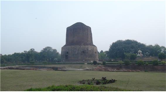 다메크 스투파(Dhamek Stupa)는 아소카 대왕이 기원 전 249년에 붓다의 사리를 봉안했던 탑으로 기원 후 500년경, 다시 건축된 탑으로 붓다의 활동을 기리기 위해서 보수하여 복원했다.