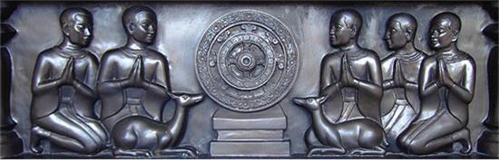 최초 5비구가 법륜(진리의 상징)에 존경을 표하는 모습. 법륜(法輪) 즉 부처님의 말씀이란 상징성을 갖고 있다.