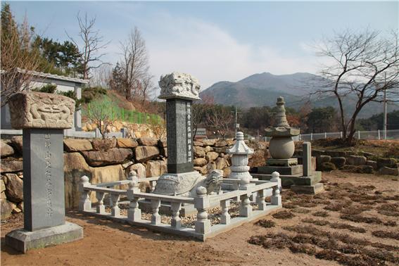 가지산 동인암(보덕사 전신)사적비와 송덕비구니 사리탑과 중창 주 비구니 신오선사 사적비가 보덕사의 역사를 증명해 주고 있다.