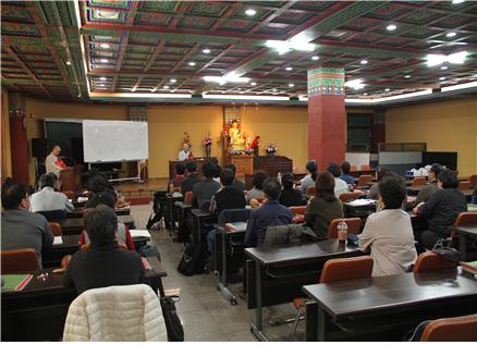 50여명의 전법사 교육생들이 총무원장스님의 특강을 경청하고 있다.