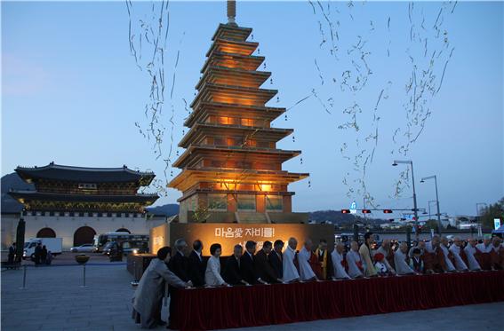 종단지도자 스님들이 점등 버튼을 누르자 미륵사지 9층탑 등에 불이 들어오고 있다.