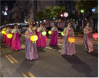 한복을 곱게 차려입은 여성 불자들이 주름등을 들고 행진하고 있다.