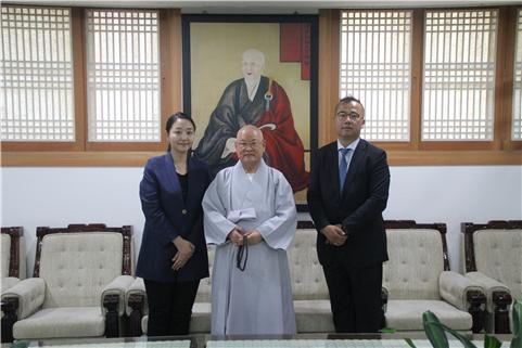송용훈 상임이사와 김희진 사무국장이 편백운 총무원장스님을 예방하고, 활동사항을 설명, 협조를 당부했다.