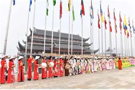 화려한 아오자이를 입은 여성 불자들이 세계불교 대표들을 환영하고 있다.