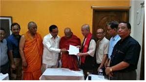 원응 스님이 태고종-방글라데시 불교교류협정서에 서명,교환하고 있다.