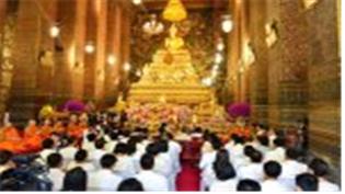 신도들이 사원에 모여서 스님들의 독경을 경청하면서 부처님 오신 날의 의미를 되새기고 있다.