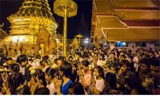 수많은 불자들이 한 사원의 웨삭 축제에 모여 기도하면서 각자의 소원을 부처님께 염원하고 있다.