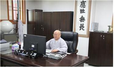 편백운 총무원장스님이 집무실에서 새로운 태고종을 구상하면서 집무에 열중하고 있다.