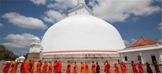 스리랑카의 스님들이 탑을 돌면서 성지 순례의 염원을 기원하고 있다.