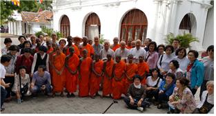 한국불교대표단이 한 스리랑카 사원을 방문, 사미승들의 교육 불사에 보시금을 전달하고 기념촬영을 했다.