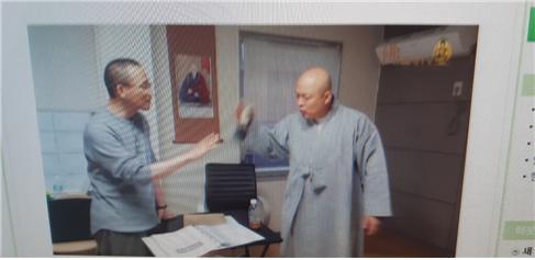 불영TV에 보도된 영상: 청공스님이 종회와 선관위가 일방적인 야합선거를 진행하고 있다고 하으이하고 있다. 왼쪽은 청련사에서 파견된 철오스님.