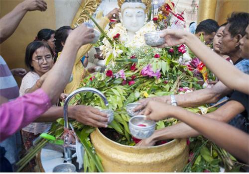 미얀마 불자들이 아기 부처님 상에 목욕을 시키는 관불의식을 행하고 있다.