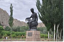 중국 신강성 쿠차의 키질 석굴 입구의 광장에 세워진 쿠마라지바의 동상.