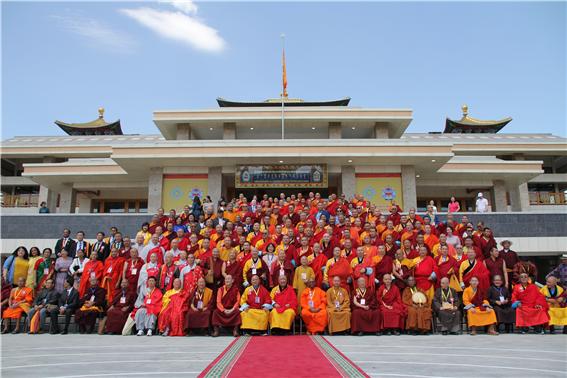편백운 총무원장스님은 6월 21일부터 23일까지 몽골 수도 울란바타르에서 개최된 11차 아시불교 평화회의에 한국대표로 참석, “아시아의 평화는 세계평화”라고 축사를 했다. 편백운 총무원장스님 옆은 북한 조선불교도연맹 부위원장.