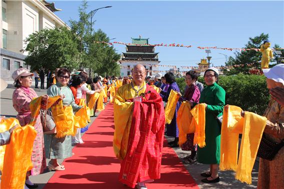 11차 아시아불교평화회의 개회식에 한국대표로 참석하고 있는 태고종 총무원장 편백운 스님이 몽골불교협회 불자들의 환영을 받으면서 입장하고 있다.
