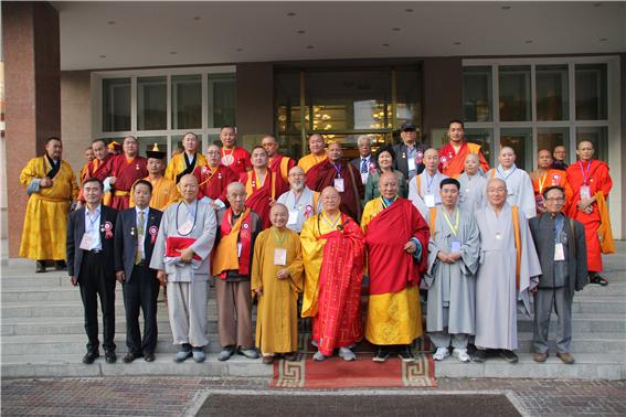 개회식이 끝나고 편백운 총무원장스님을 모시고 기념촬영. 몽골불교 총무원장, 조불연 부위원장, 베트남 불교 대표와 함께.
